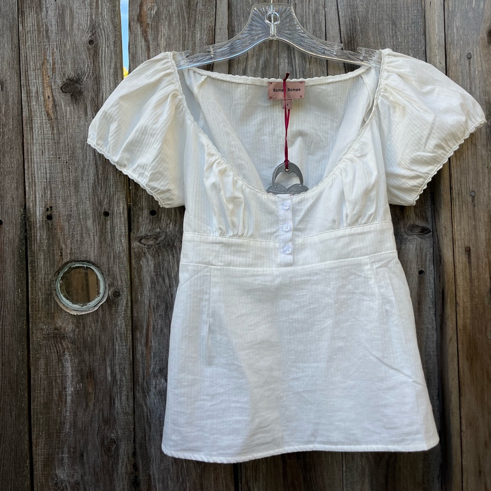 Romeo Romeo woman's 
short sleeve top, white, size (S).Empire waist.